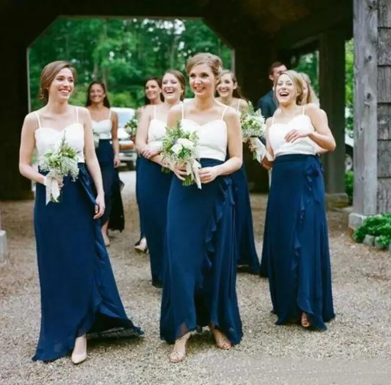 Land Brautjungfernkleider Lang 2017 Neuheiten Weißes Spaghetti-Oberteil Marineblaues Chiffon-Rüschen-Hochzeitsgastkleid Nach Maß EN10253