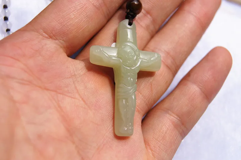 Seiko und Tizian sind das Kreuz Jesu Christi. Halskette mit Glücksanhänger