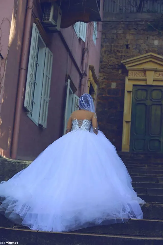 Komplizierte weiße Kristalle bodenlange Organza-Hochzeitskleider Charmante Lace-Up-Langarm-Hochzeitskleider 2017 Ballkleid Vestidos De Festa