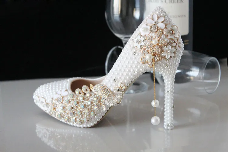 Luxo Pearls Ivory Wedding Shoes para Cristais de noiva Prom Saltos Altos Clover Rhinestones Plus Size Sapatos de dedo pontiagudos 285D