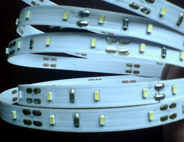 3014SMD LED Strip 12V 24V 5M / roll 300Leds غير مقاوم للماء IP20 ومقاوم للماء IP65 IP68 دافئ أبيض / بارد أبيض خفيف 60Leds / M شرائط