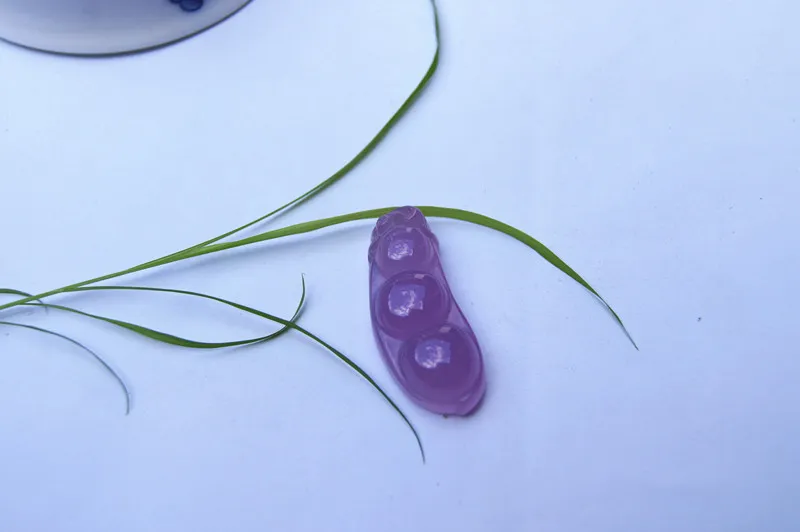 Le collier pendentif sculpté à la main en agate naturelle violette quatrième haricot paix des quatre saisons