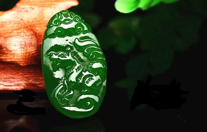 Leuchtend grüne Jade Chinesisches Tierkreiszeichen Hund Schwein Huhn. Talisman-Halskettenanhänger
