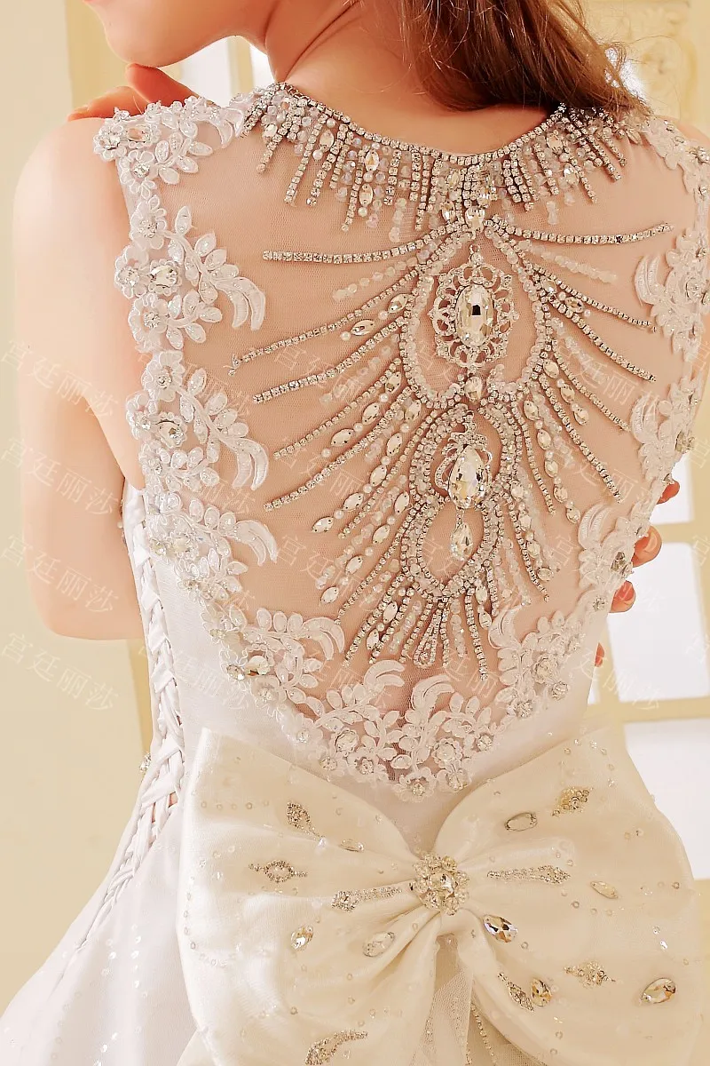 Luxury Crystal Bright Diamond Sexig bröllopsklänning Bollklänning Tulle Sheer Neck Lace Court Train Wedding Bridal Gowns With Big Bow