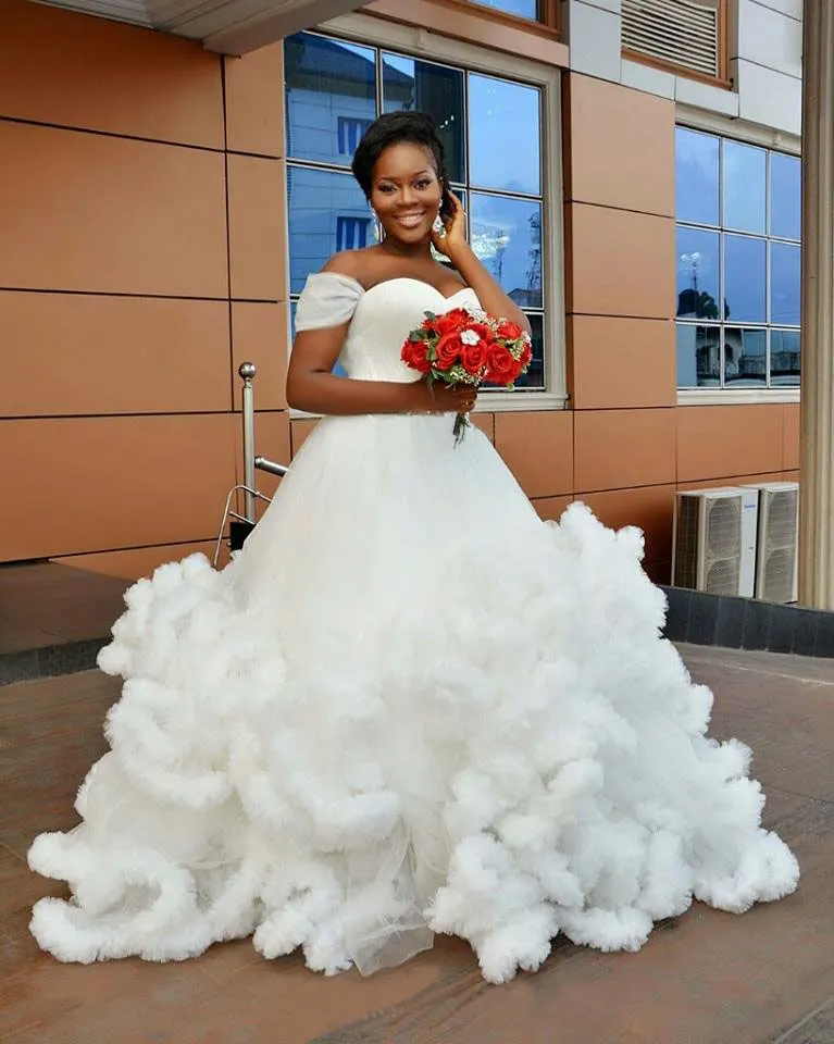 Incroyable robes de mariée robe de bal à plusieurs niveaux avec ceinture perlée sur l'épaule chérie cou robe de mariée chapelle grande taille robes de mariée en tulle