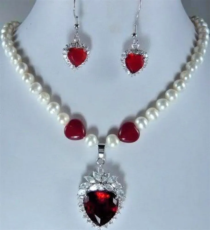 Naturvit Akoya Cultured Pearl Heart Ruby Pendant Halsband Örhängen Set