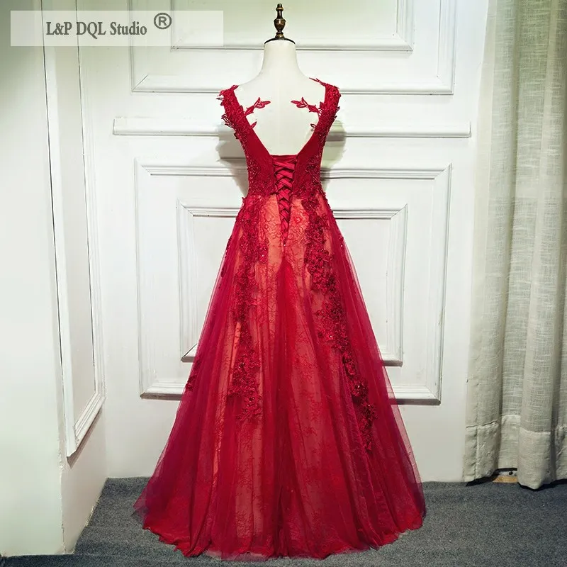 Atemberaubende rote Spitze Abendkleider Langes Abschlussballkleid Scoop-Schnüre-up-Rückenanwendungen mit Perlen Realbilder akzeptieren maßgeschneiderte formelle Kleider