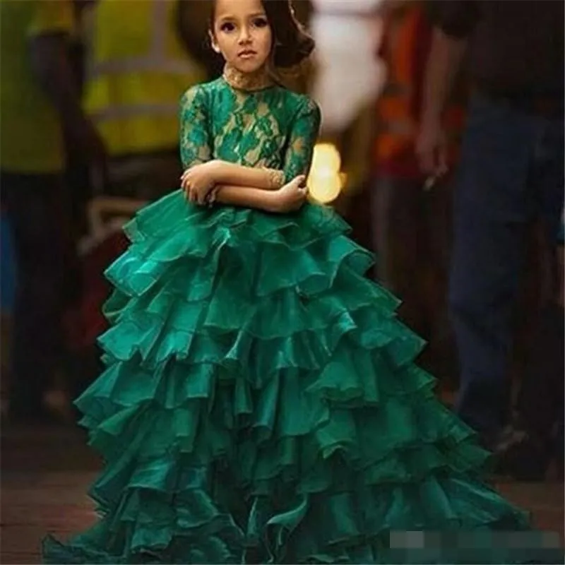 2019 Festzugskleider Robe Petite Fille D'Honneur Ballkleid Smaragdgrüne Blumenmädchenkleider mit 1/2 langen Ärmeln