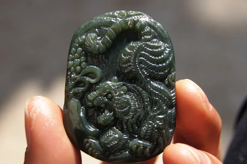 Handgeschnitzte Shaanxi Blue Field graue Jade – herabsteigen den Tiger. Amulett - wunderschöner Kettenanhänger.