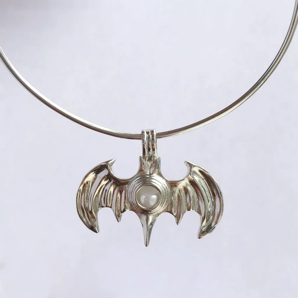 Ny design 18kgp Cool Bat Locket Cages, Pearl Gem Bead Cur Pendant Mountings, DIY Fashion Smycken Making