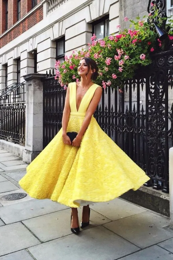 Fabuleuse robe d'invité de mariage jaune clair Sexy robes de soirée plongeantes une ligne sans manches en dentelle thé longueur dos nu robes formelles