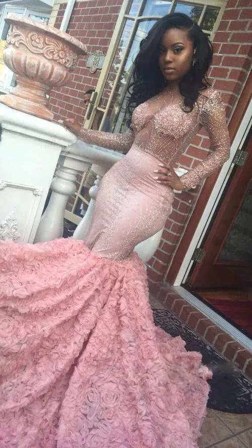 2K17 Sexig Black Girl Prom Dress -paljetter som pärlar Långa ärmar Se genom aftonklänning Charmig rosa blommig kapelltåg Satin Eve9385028