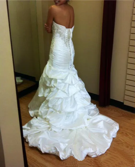 Stunning Crystal Mermaid Bröllopsklänningar Beaded Flouncing Ruched Satin Sweep Train Bröllopsklänning Plus Storlek Vit Bridal Dress