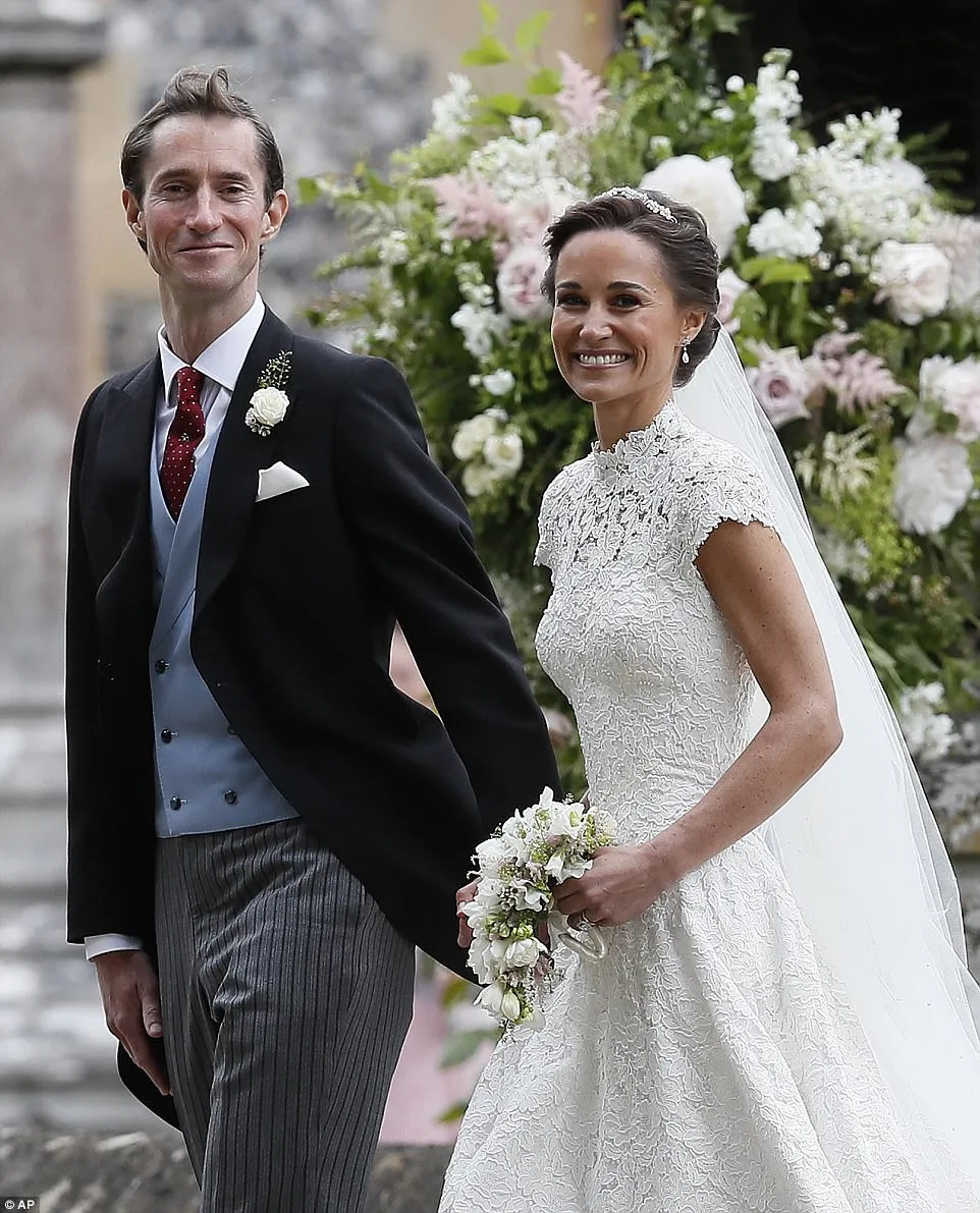 Pippa Middleton In Abiti Da Sposa In Pizzo Collo Alto Aline Senza Schienale Abito Da Sposa Con Perle Con Maniche Ad Aletta Cappella Abiti Da Sposa Da 147 78 DHgate