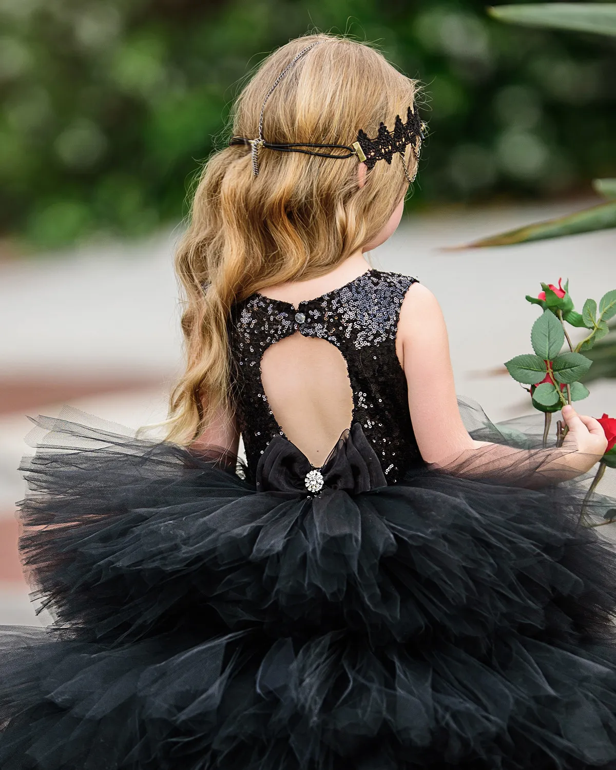 Le Cygne Princesse Filles Robes 2017 avec Paillettes Corsage Volants Jupe Robe De Bal Noir Fleur Filles Robe Hi Lo Style pour Les Mariages Pays