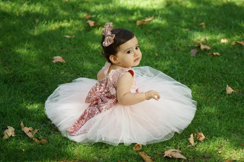 2017 bebê infantil criança blush rosa vestidos de festa de aniversário rosa de ouro lantejoulas arco tripulação pescoço chá comprimento do casamento da menina de flor vestidos de renda