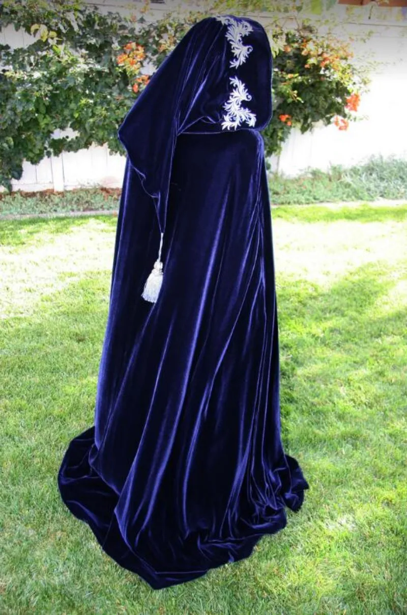 Royal Blue 2017 Alta qualità Halloween Wear Emboridery Mantello da sposa Totalmente personalizzato Inverno Caldo Accessori da sposa9111223
