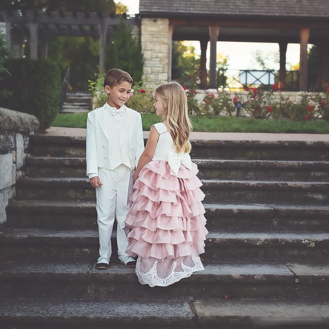 Belle Blanc Et Rose Haut Bas Robes De Fille De Fleur Avec Arc 2017 Organza À Niveaux De Dentelle Appliques Filles Pageant Robes Enfants Robe De Fête