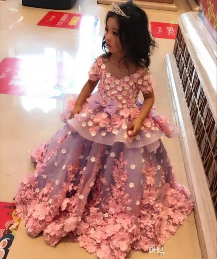 Amazing Lace Ball Gown Girls Pageant Klänningar med korta ärmar Peplum Toddler Flower Girl Dress 3D Appliques Tulle First Communion Gowns