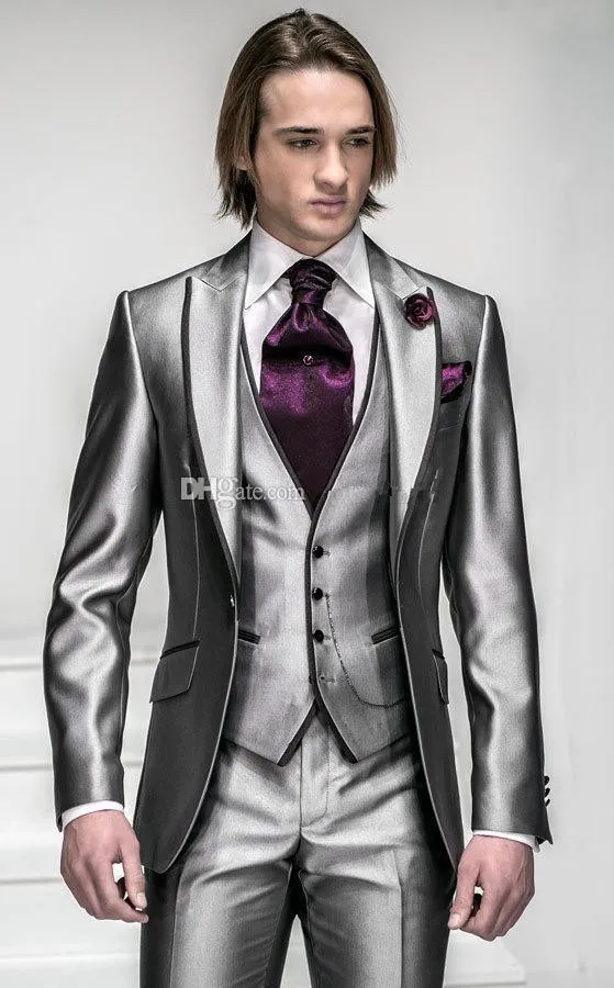 Corea-Satin argento brillante con smoking tesa da uomo nero tinta unita abito da sposa abito formale / formale (giacca + pantaloni + vest + cravatta + stravagante) OK: 999