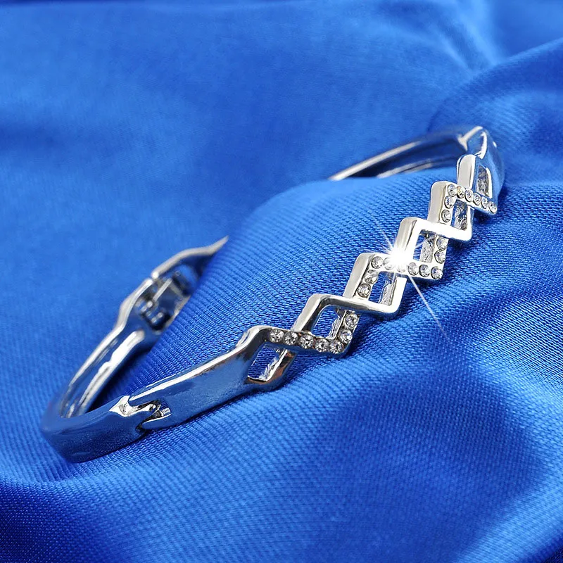 Austrian Crystal Bangle Bracelet Fashion Korea Creative Jewelry White Flower Style Aftificial Diamond Jewelry Love Heart Bracelets For Women
