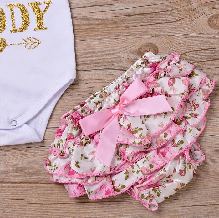 Set di vestiti neonati Vestiti bambini Pagliaccetto con stampa di lettere e pantaloncini con fiocco arricciato con fiori spezzati Abiti neonati