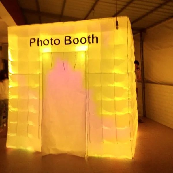 Più stili 2.4mx2.4mx2.4m tenda quadrata gonfiabile della cabina della foto una porta con le luci del LED per il selfie o gli eventi sulla vendita