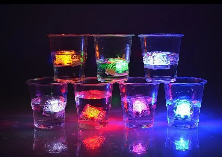 Polykrom Flash Ice Flytande Aktiv Sensor Glödande Ice Cube Lights Dekorativ Light Up Bar Club Bröllopsfest Champagne Tower Drink Cup