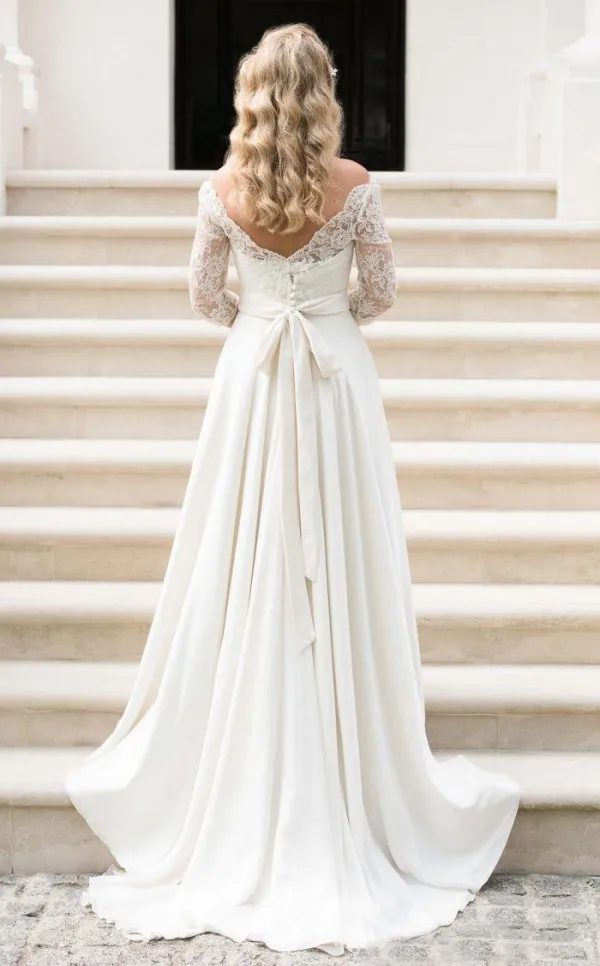 Une ligne robe de mariée modeste avec manches Country Illusion Lace Bateau Neck V Back Zipper up Robes de mariée avec train de balayage et ceinture