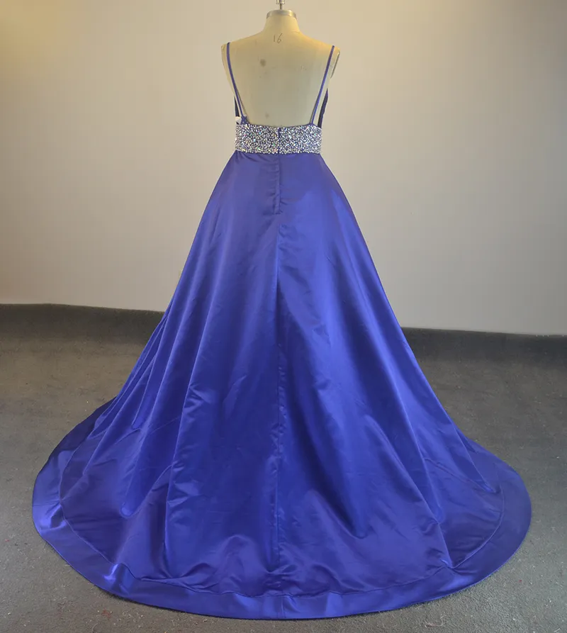 Wunderschönes blaues Ballkleid-Abschlussballkleid, Spaghettiträger, V-Ausschnitt, langes Abendkleid, Satin, Sweep-Zug, Kristallperlen, echte Fotos, Abschlussballkleid