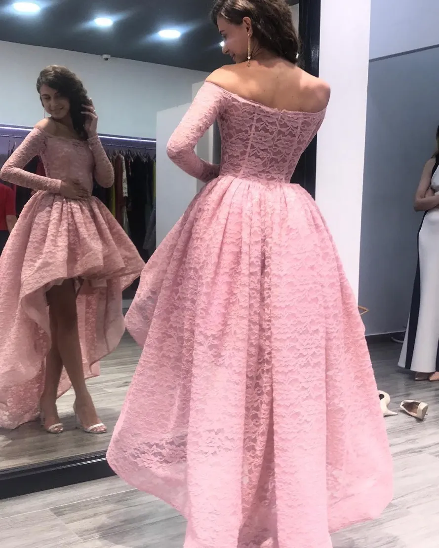 Vestidos de fiesta altos y bajos de encaje negro Fuera del hombro Mangas largas Rosa rosa Hi Lo Vestidos de fiesta Vestidos de noche hechos a medida