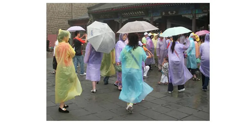 Engångsregnokt mode heta engångspe-regnrockar poncho regnkläder resor regnrock regn slitage regnrock med dhl