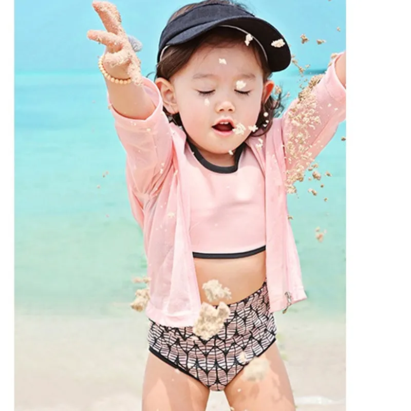 Moda koreańskie zestawy kąpielowe dziewcząt wiosenne zestawy pływackie SAMP Strażników Topy i krótkie spodenki z czapkami pływacami Set Sun Bathing7563520