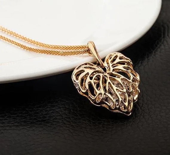 Fashion Popular Hollow Crystal Necklace Heart Pendant Necklace