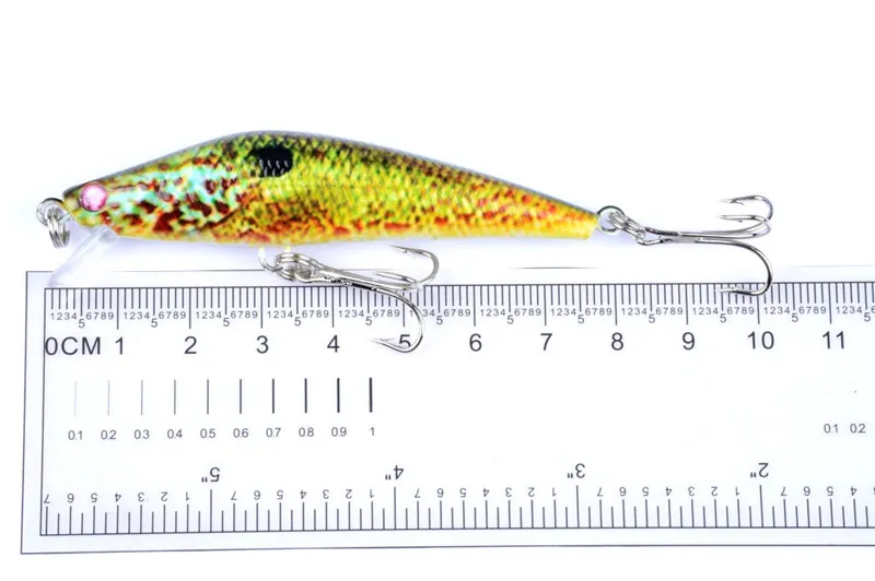 Colorido pintado laser minnow manivela isca rattlin lure 8cm 8.2g mosca simulação de pesca peixe swimbaits ganchos