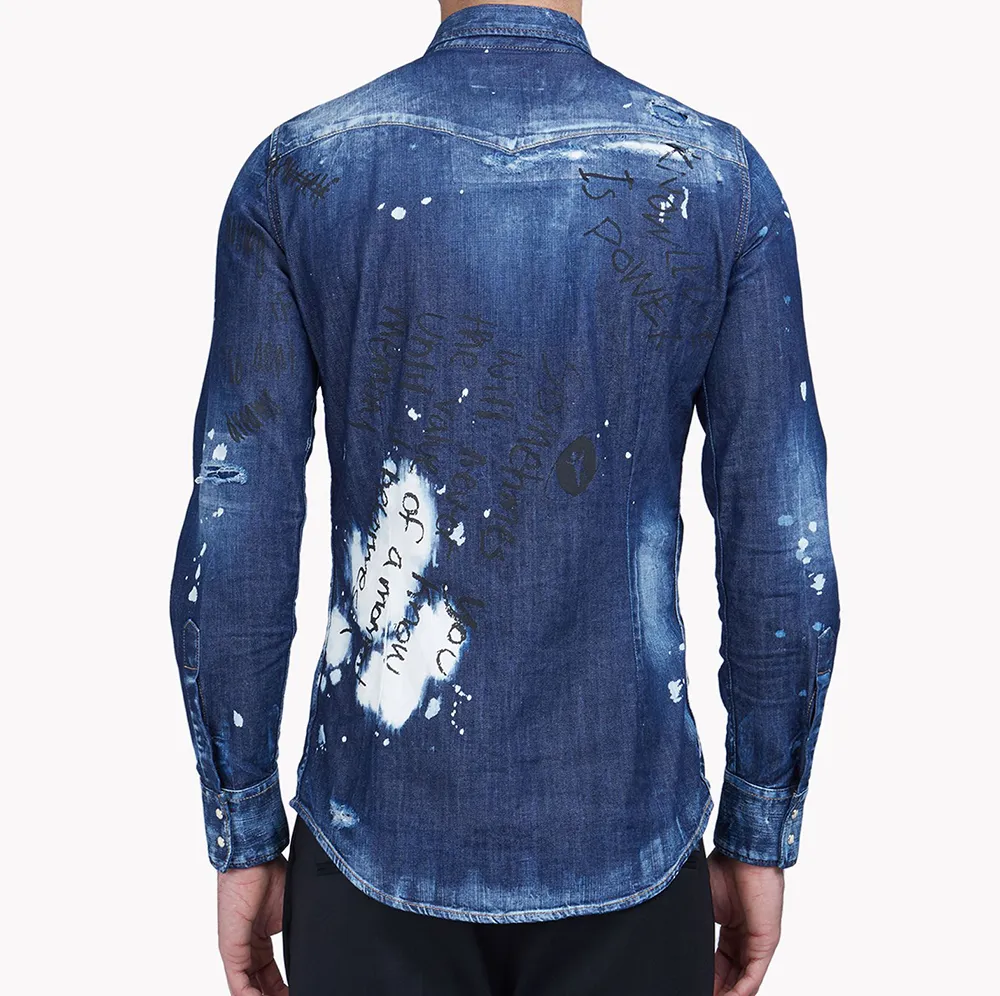 Camisa jeans masculina com remendo ocidental, composta por jeans branqueado desgastado, dramatizado, grafites, rabiscos e designs, camisa253a