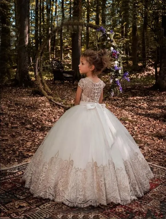 Lovely Jewel Neck Cap Sleeves Little Flower Girl Dresses 2020 Lace Appliques Buttons Back Ball Gown Organza Girls Pageant Wear For Teens