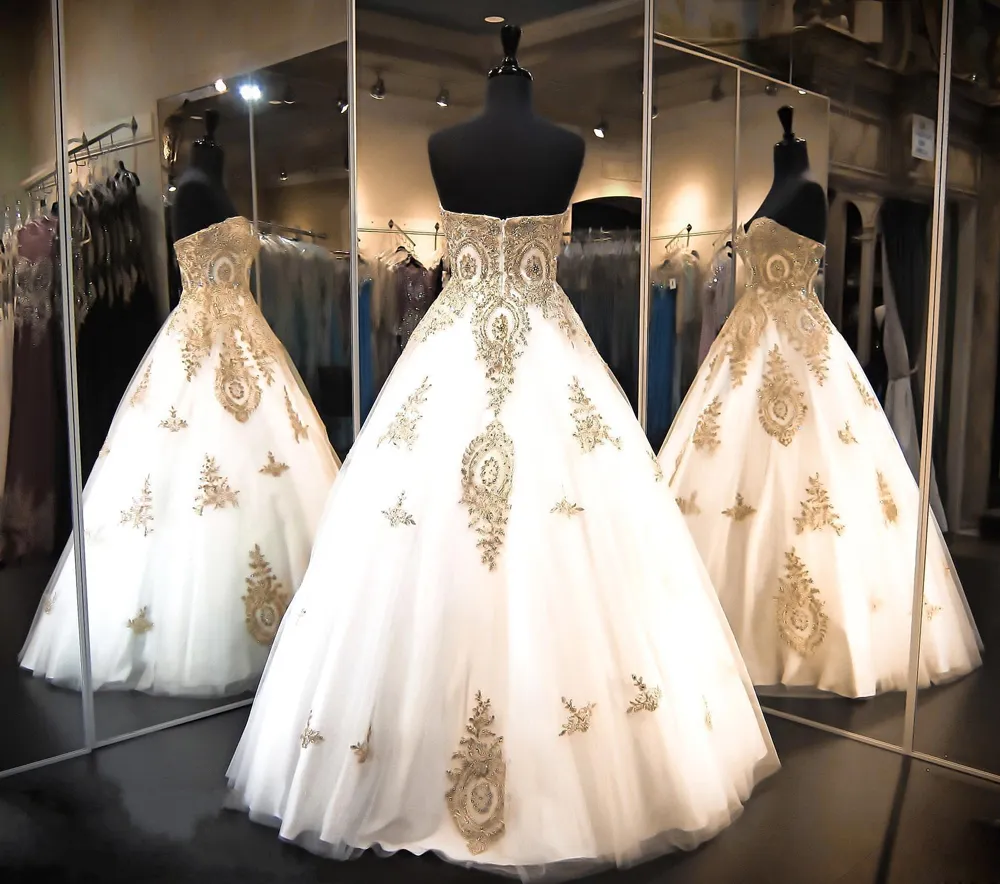 Beyaz Balo Quinceanera Elbiseler Boncuklu Altın Dantel Aplikler Abiye Gelinlik Modelleri Sevgiliye Lace Up tatlı 16 Quinceanera Törenlerinde