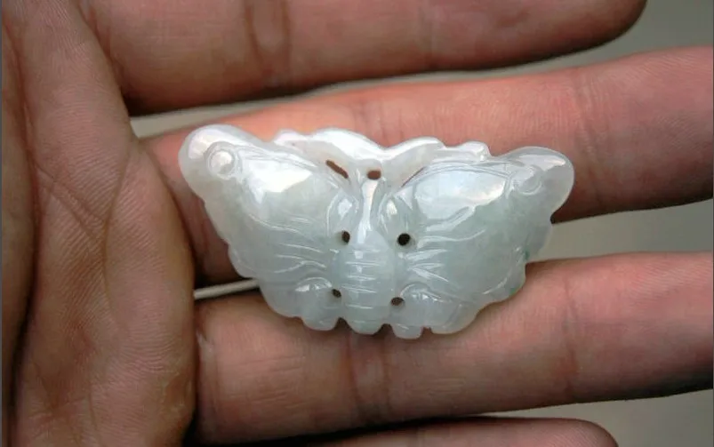 Sculpture manuelle, pendentif papillon en jade blanc naturel. Le choix de la belle fille.