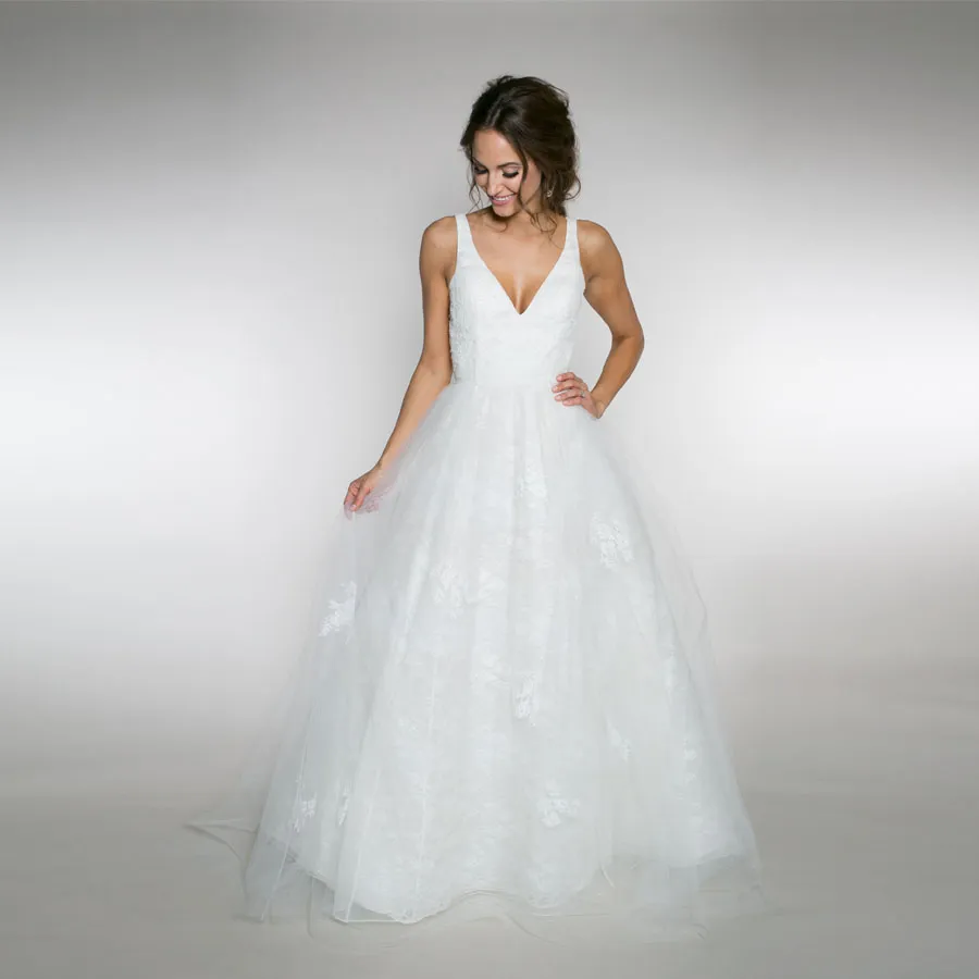 Abito da sposa a-line senza spalline in tulle con scollo a cuore e scollo a cuore senza maniche