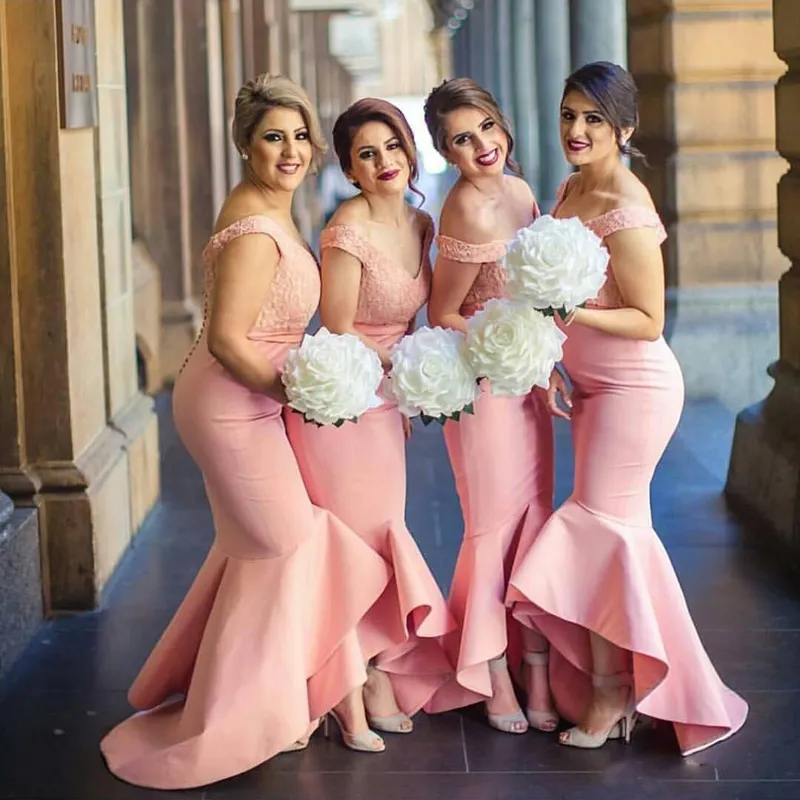 2017 Arabische Afrikaanse bruidsmeisje jurken off shoulder roze kant applicaties hoge lage zeemeermin bruiloft gastenkleding plus size meid van eer jurken