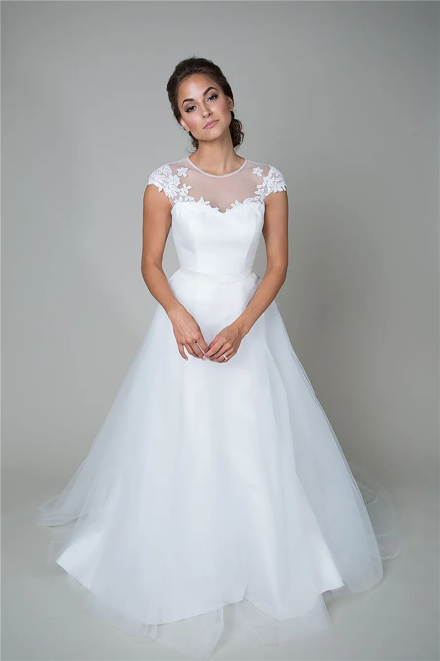 Ny ankomst bröllopsklänning har en illusion neckline spets applique a-line form vit organza lång brudklänning