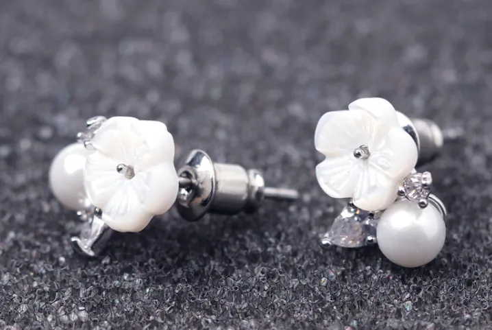 Fiore di zircone in argento sterling 925 Orecchini di perle di conchiglia La scelta degli orecchini a bottone bella signora