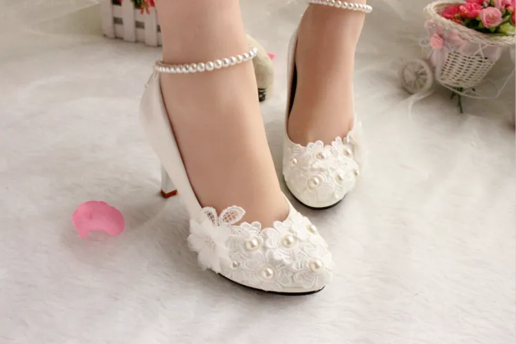 Потрясающие жемчуг свадебные туфли для невесты 3D цветочные аппликация Пром высокие каблуки лодыжки ремень плюс размер острым носом кружева свадебные туфли