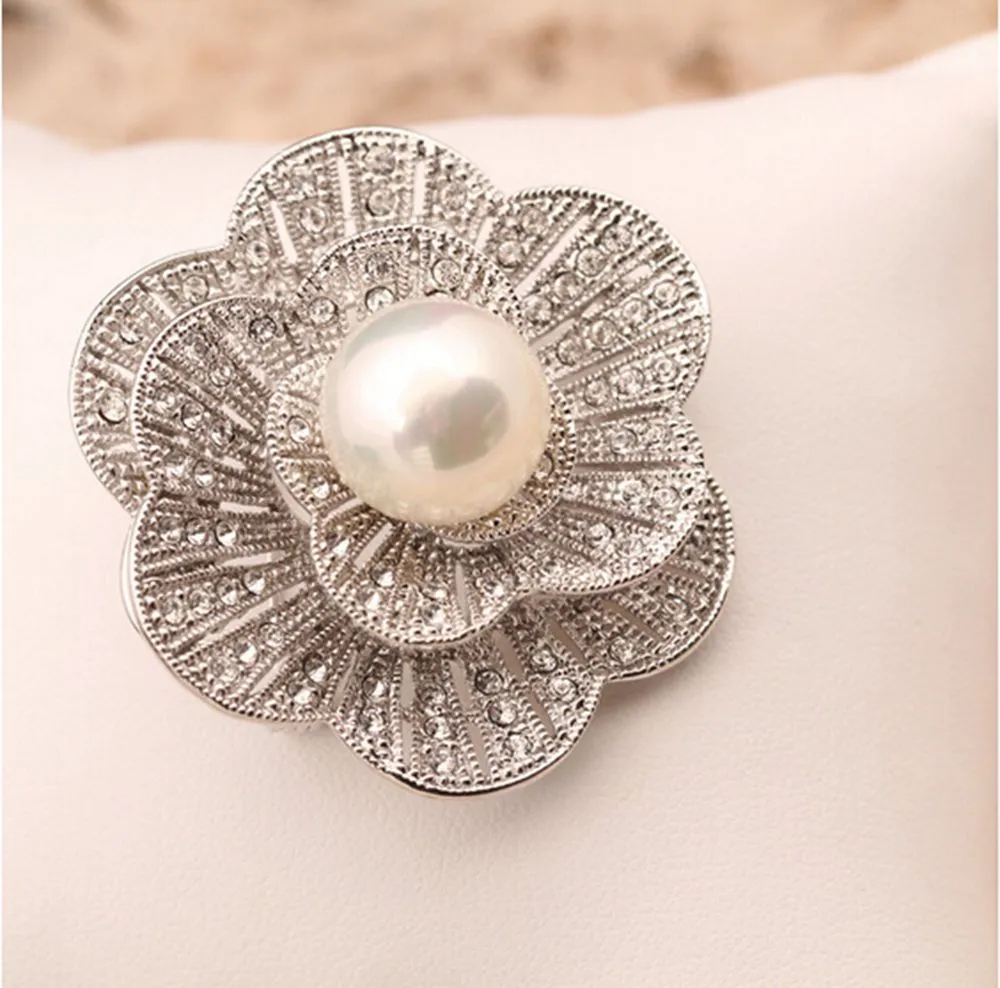 1.8 Inch Vintage Style Rhodium Silver Plated Clear Crystal Rhinstone and Single Pearl Decorated Flower Brooch Wedding Party Decor Accessory
