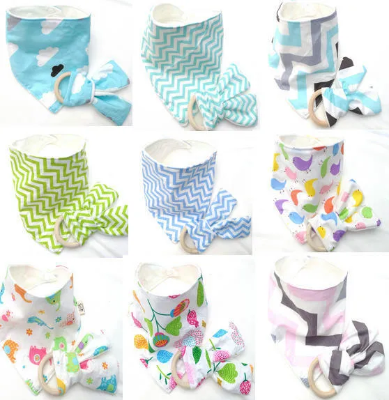 40 conjuntos New Baby Triângulo Bib Teethers arroto definir Algodão Bandana lenço infantil Saliva babadores Pinafore Avental de madeira dentes mastigar a vara YE006