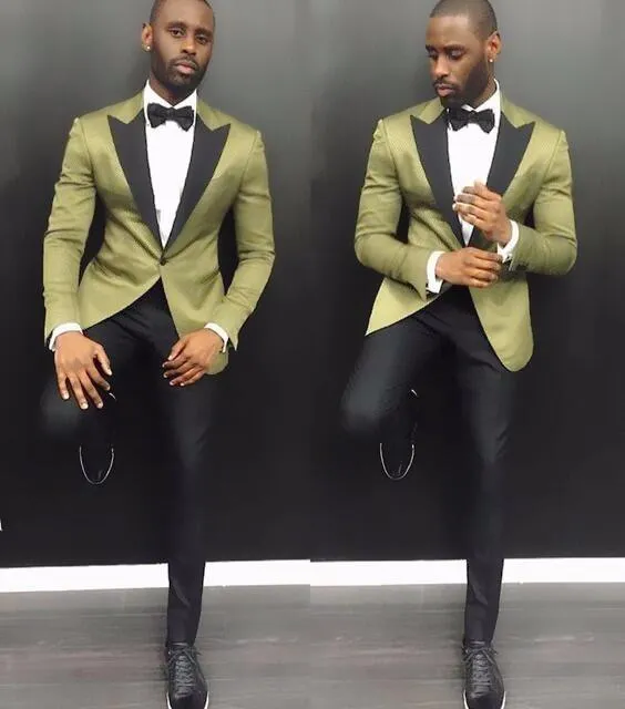 Snygga unga män Passar 2017 Sommar Peak Lapel Groom Bröllop Tuxedos 2 stycken Arm Grön Satin Män Party Tuxedo med svarta byxor