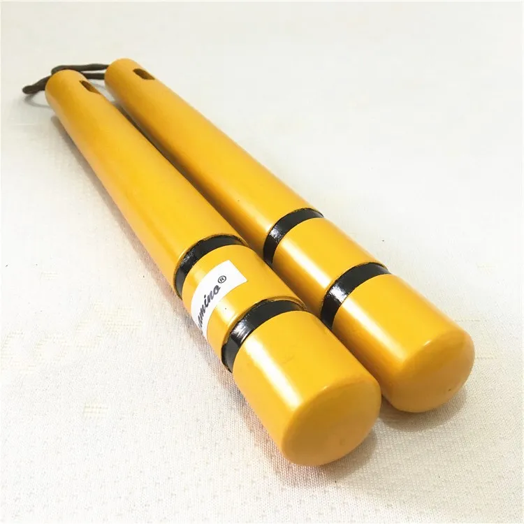 Vente chaude Brand New Bruce Lee jaune en bois Nunchakus d'arts martiaux Kungfu chinois joué dans des nunchunks de corde de film pour débutant avec sac