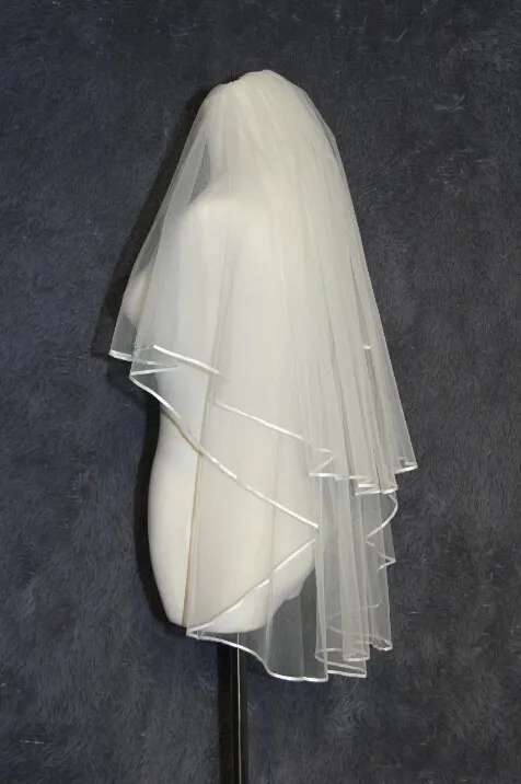Hot Sell 2T White Ivory Wedding Veil Fingertip Length Band Edge Bridal Veil med Comb 029