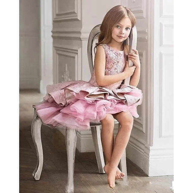 2017 nouvelles filles Pageant robes rose dentelle appliques volants à plusieurs niveaux courte longueur au genou enfants fleur filles robe robe de bal pas cher robes d'anniversaire